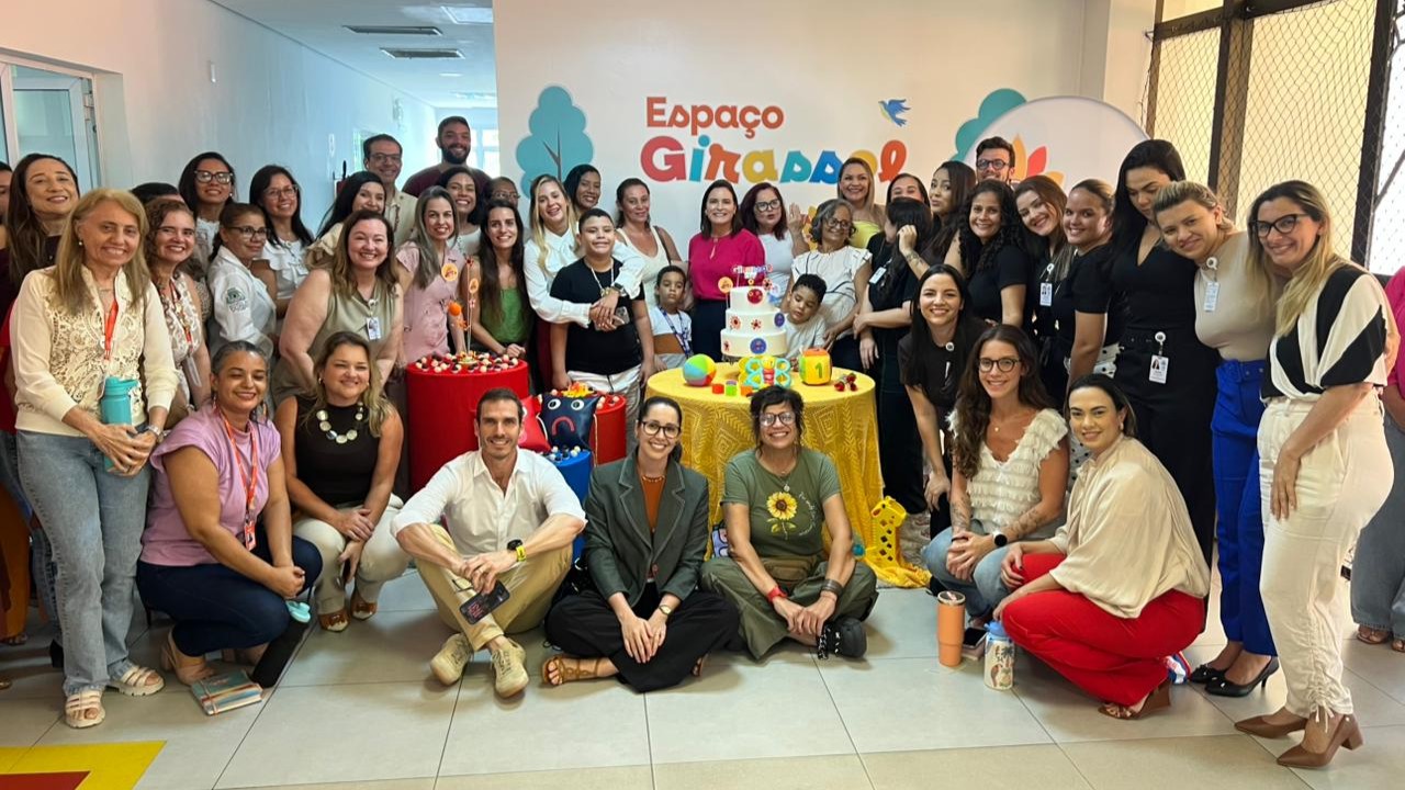 grupo de pessoas posa para a foto